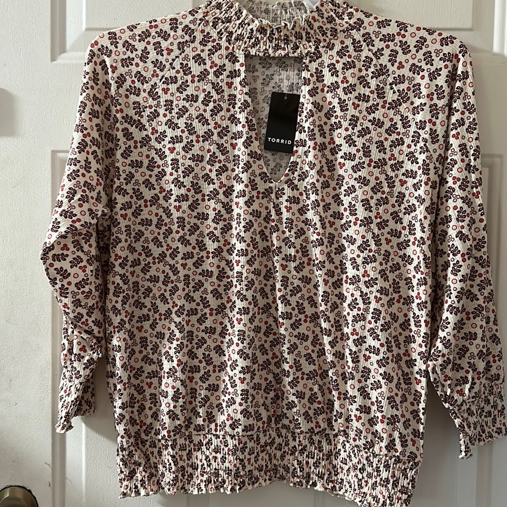 TORRID TEXTURED JERSEY CHOKER NECK SMOCKED BOTTOM TOP: CREAM: NWT: SIZE 00 (M)